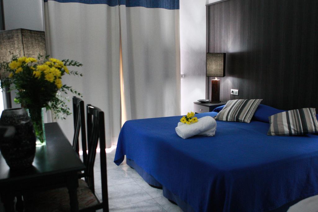 Hotel Los Globos Сиджес Номер фото
