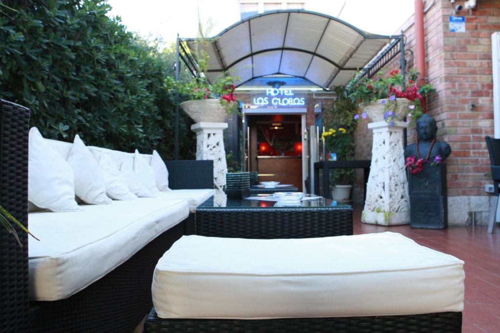 Hotel Los Globos Сиджес Экстерьер фото