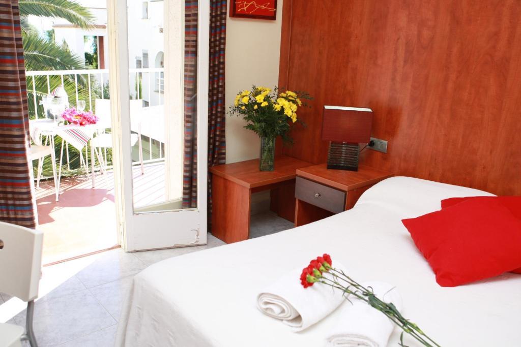 Hotel Los Globos Сиджес Номер фото